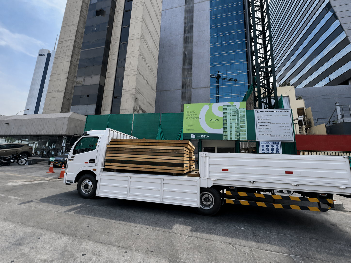 Camión con madera entregando material en una obra